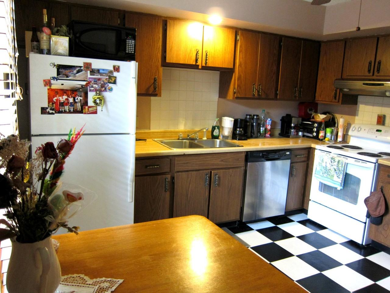 1601 Lyndhurst Dr Apt B #1 - Photo 6 of 10