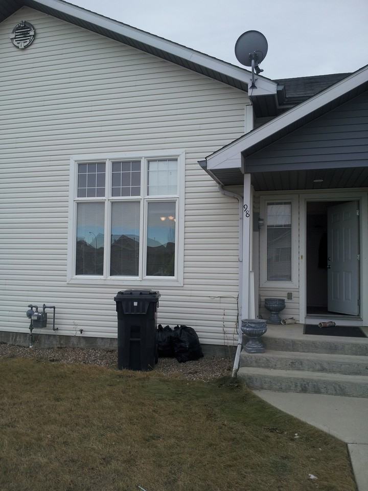 98 Blackfoot Blvd W, Lethbridge, AB T1K 7N7, CAN 3 bedroom House