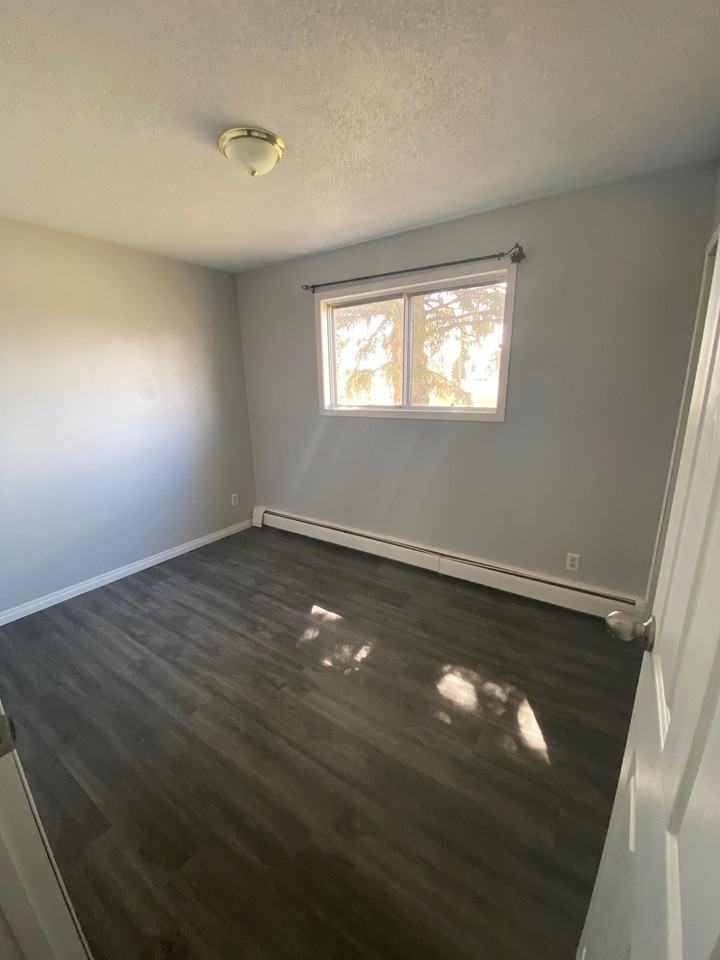 6202 52 St - Photo 2 of 9