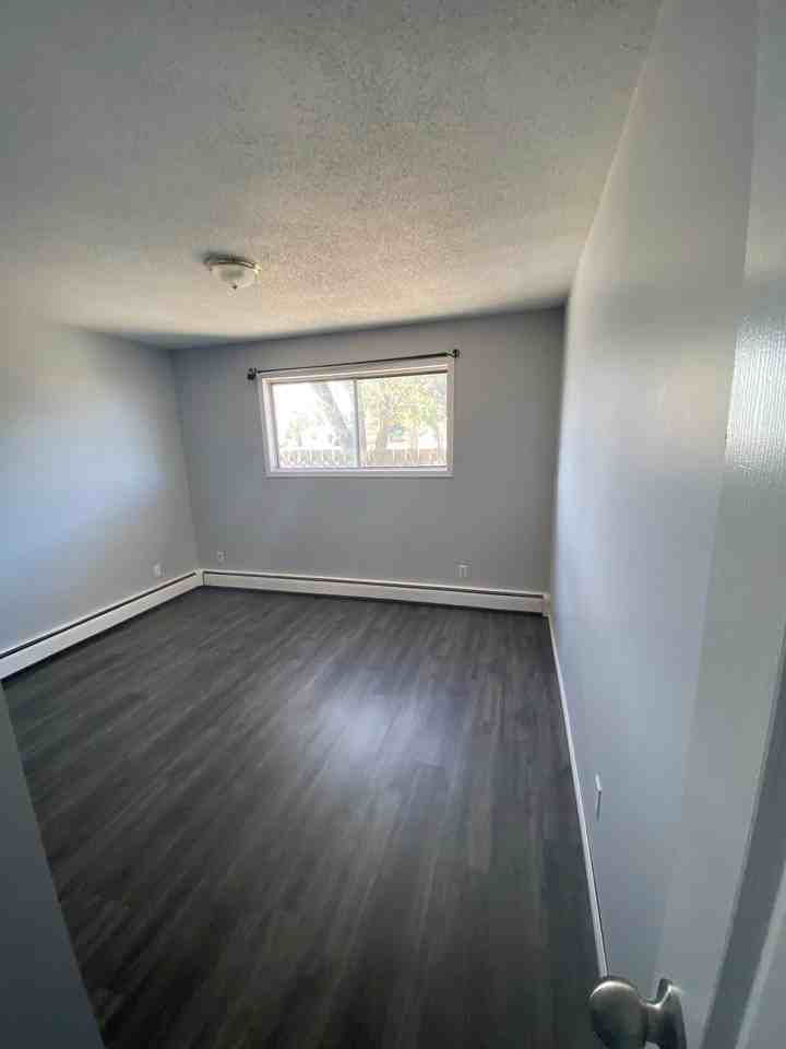 6202 52 St - Photo 3 of 9