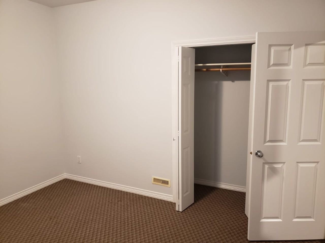 17105 Greenway Drive - Photo 3 of 7