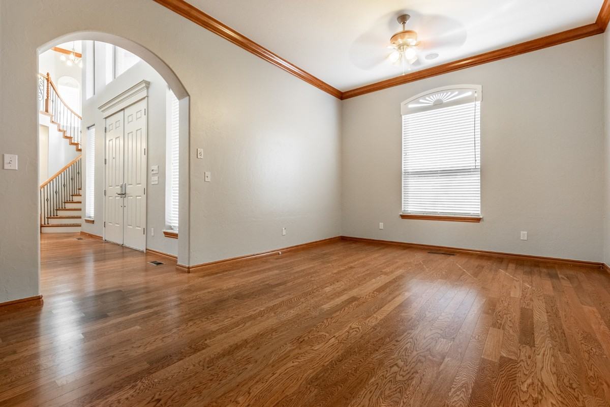 204 South Riverside Drive - Photo 2 of 30