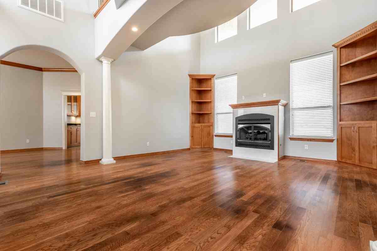 204 South Riverside Drive - Photo 3 of 30