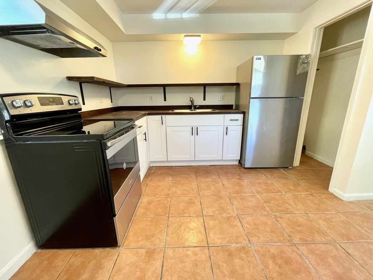 Quaint Two Bedroom - Photo 2 of 11