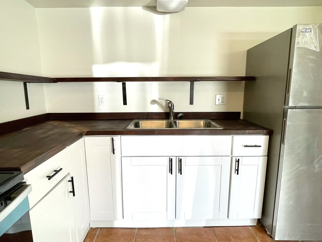 Quaint Two Bedroom - Photo 3 of 11