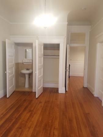 647 Baker St - Photo 2 of 24