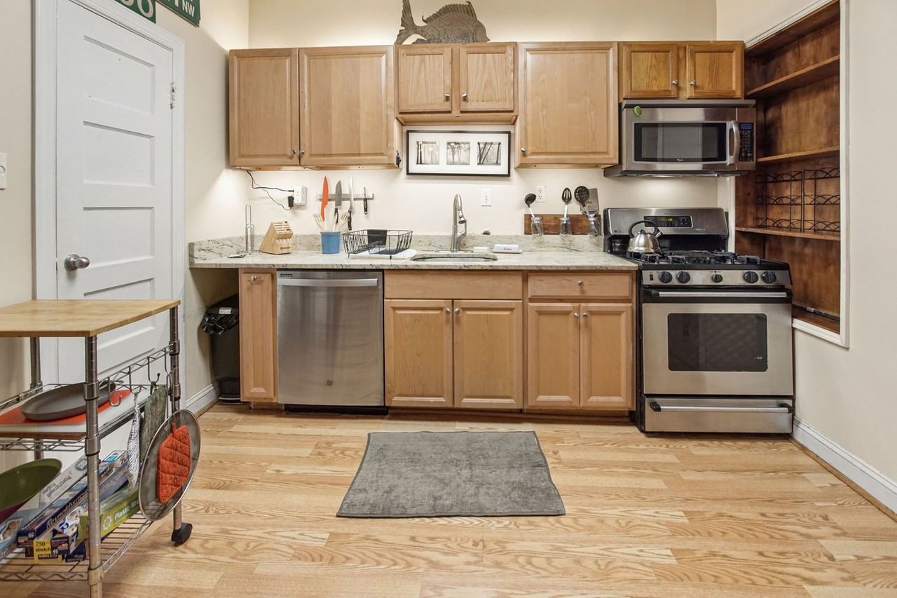 821 Randolph St NW - Photo 3 of 36