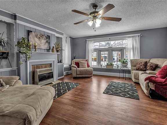 73 Easton Ave - Photo 3 of 11