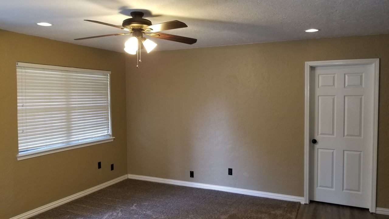 1050 S Main St #1 - Photo 2 of 13