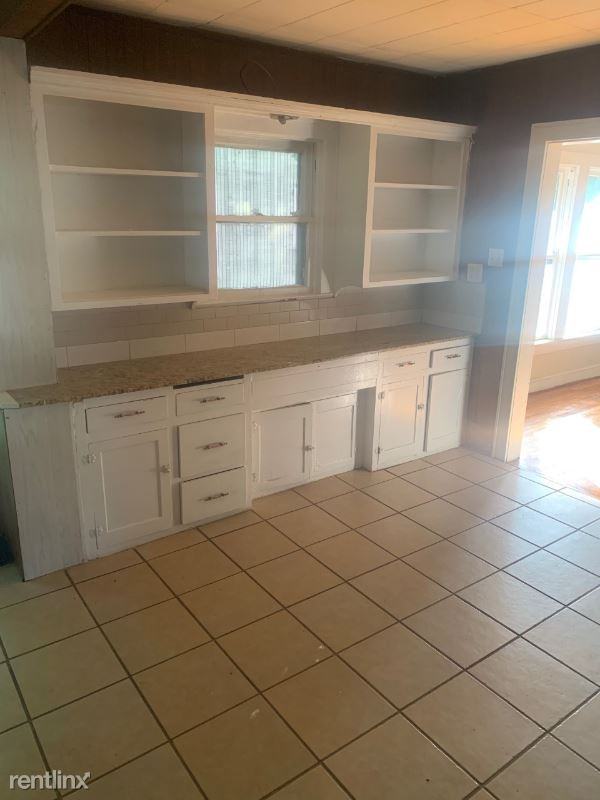 2427 Lyle Ave - Photo 2 of 10