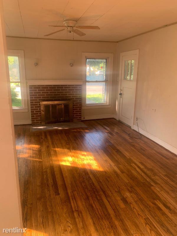 2427 Lyle Ave - Photo 3 of 10