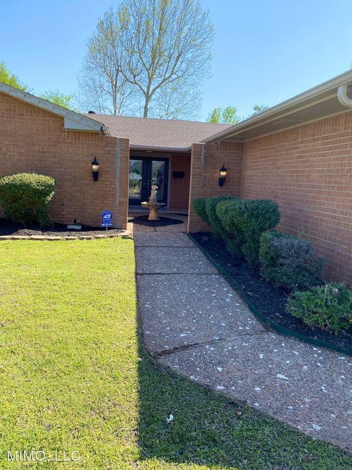 12013 Camelot Ct - Photo 2 of 32