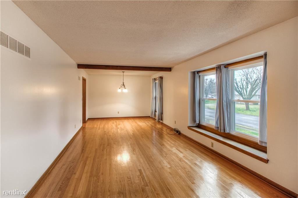 113 Se Moore St - Photo 2 of 17