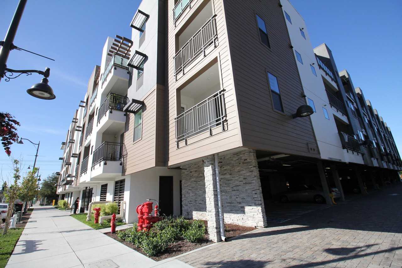 2585 El Camino Real #303