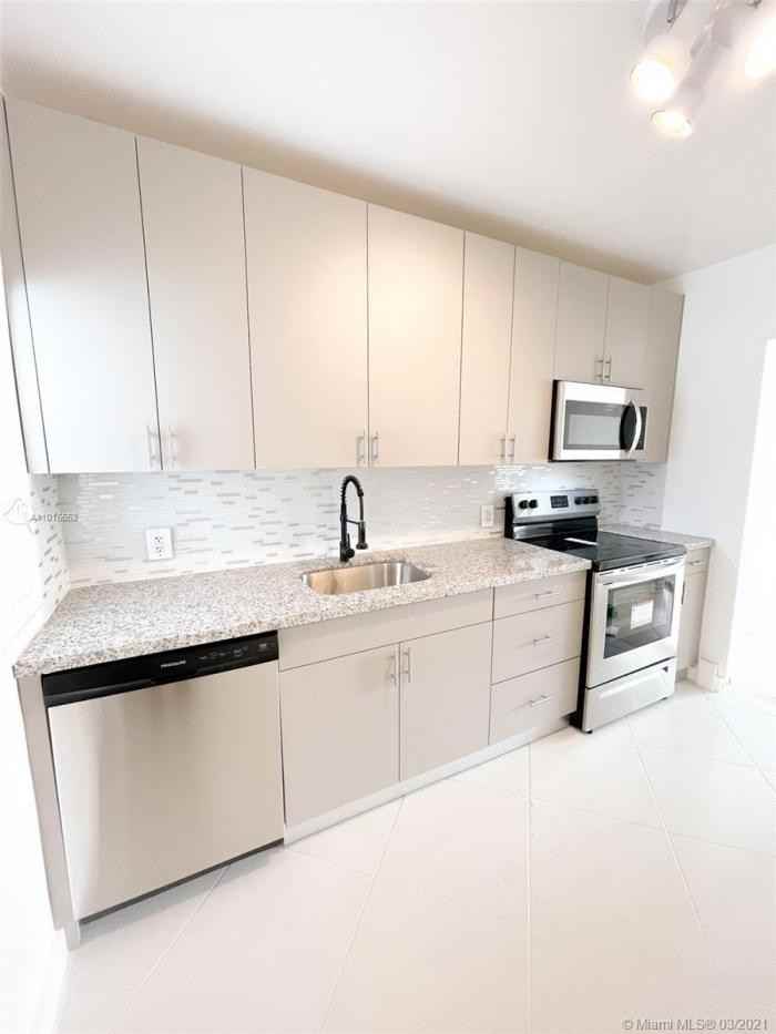 1215 Ne 109th St - Photo 2 of 13