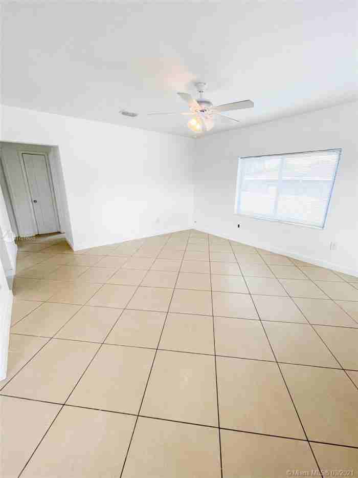 1215 Ne 109th St - Photo 3 of 13