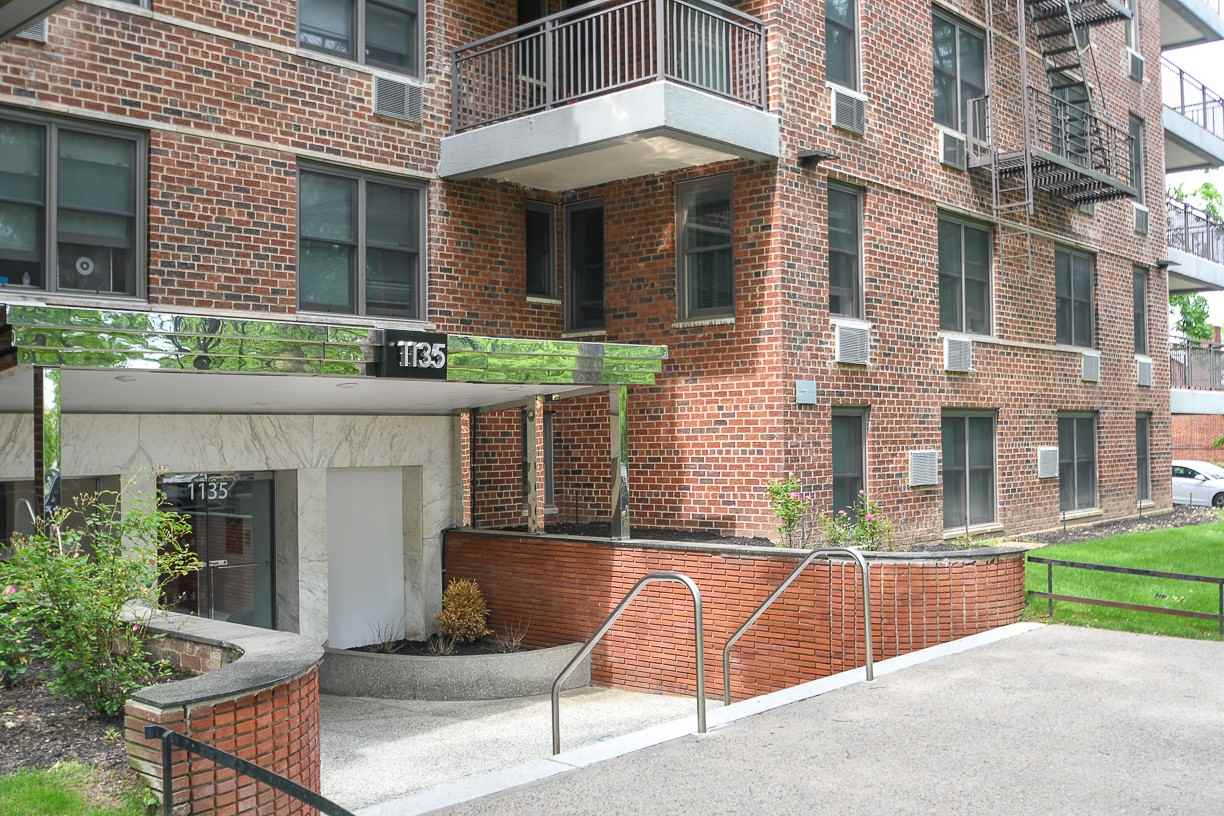 Pelham Park View Apartments 1135 Pelham Pkwy N, New York, NY 10469