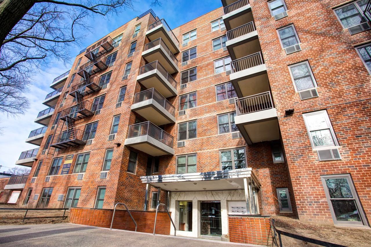 Pelham Park View - Photo 2 of 5