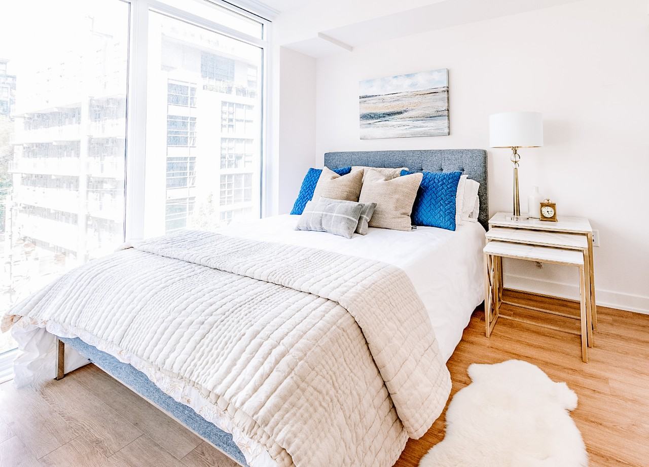 Bathurst St & King St W