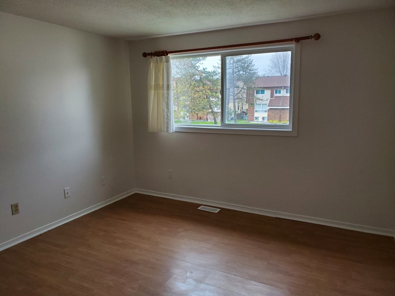 43 Forester Crescent - Photo 2 of 10