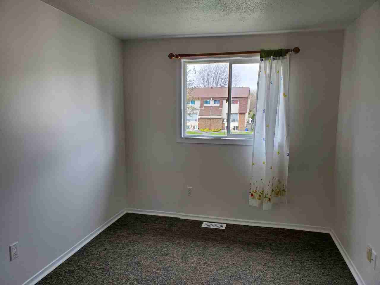 43 Forester Crescent - Photo 3 of 10