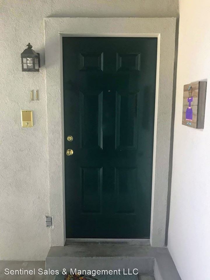 4980 N University Ave #11 - Photo 3 of 34