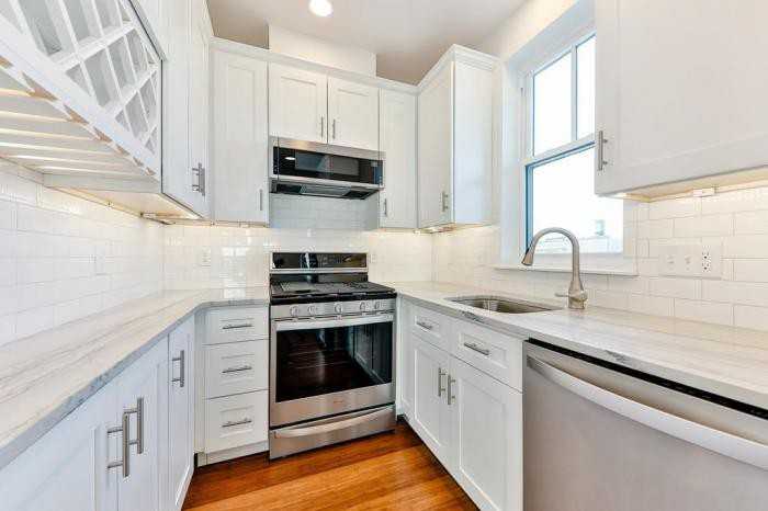 44 W Eagle St
