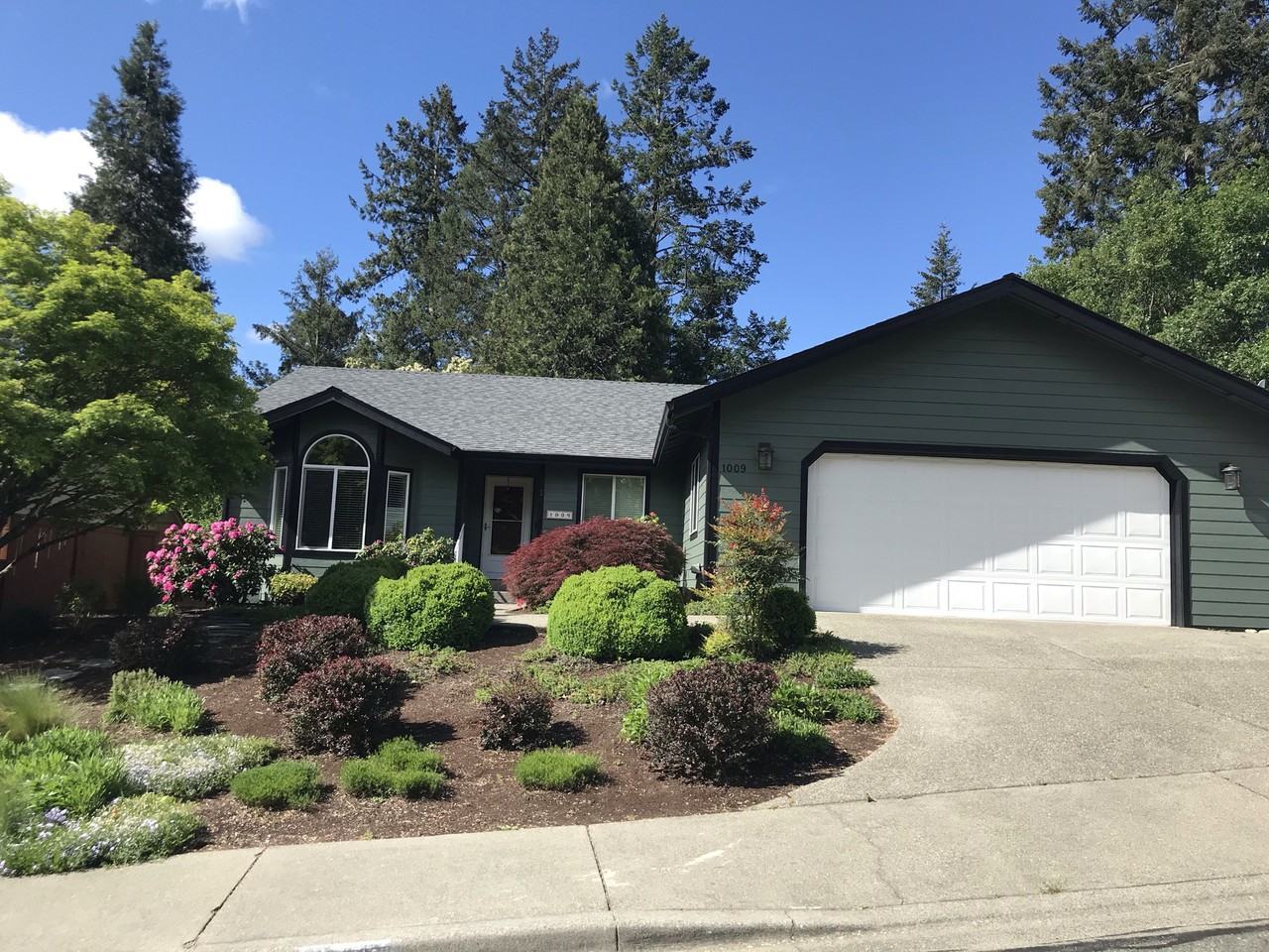 1009 Nw Regent Dr, Grants Pass, OR 97526 3 Bedroom House for 2,300