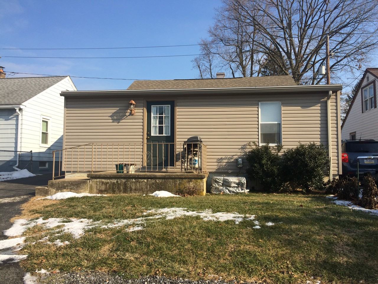 176 Hart St - Photo 2 of 3