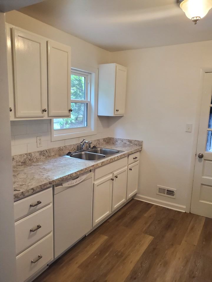 219 Oxford Road - Photo 3 of 13