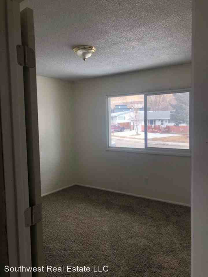 1017 Trona Dr - Photo 3 of 11