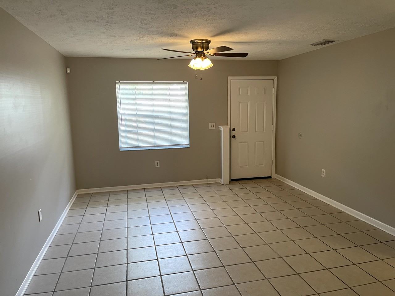 10015 N Aster Ave - Photo 3 of 11