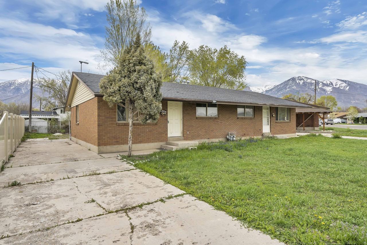 1194 / 1200 W 300 N - Photo 3 of 4