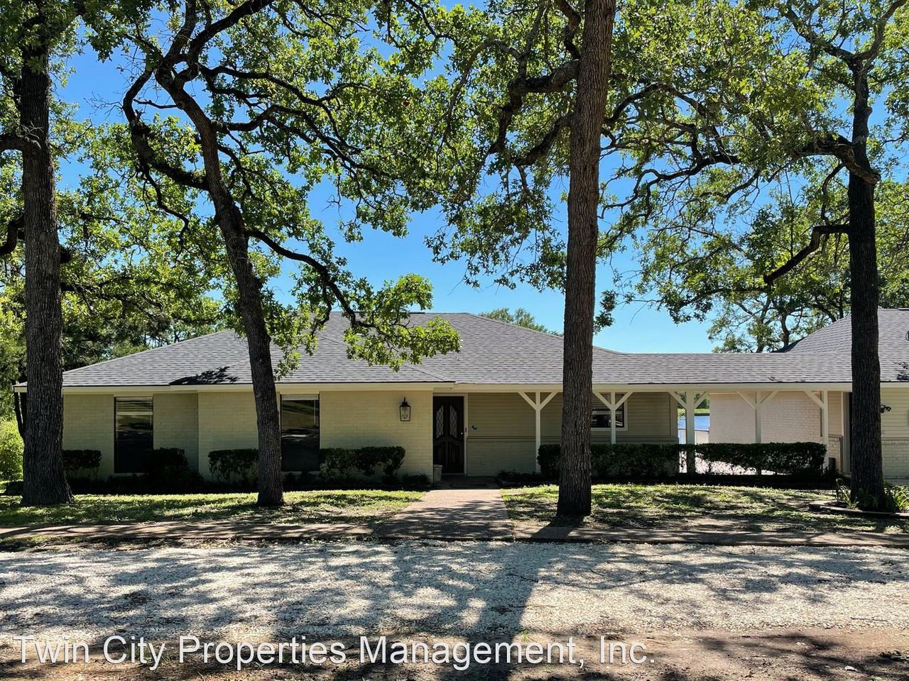 11092 Lakefront Dr - Photo 3 of 4