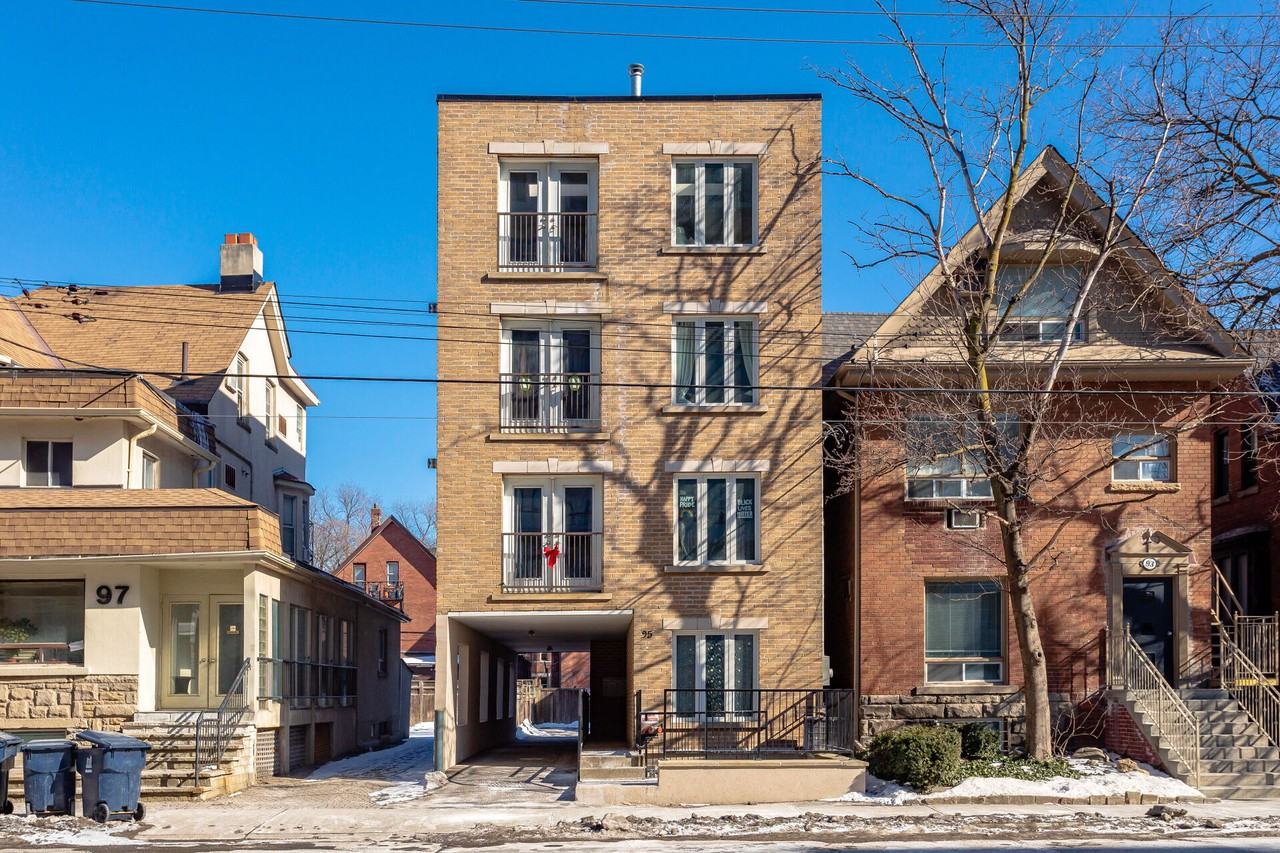 2 Bed, 2 Bath + Den W/  Lndry, Balcony & Parking @ Spadina & Bloor! - Photo 3 of 4