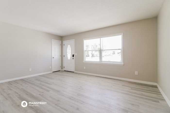 466 Oxford Dr - Photo 3 of 16