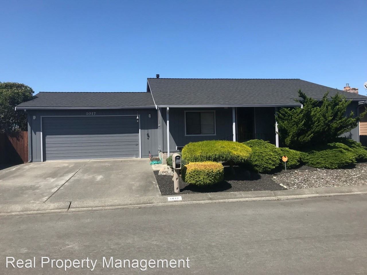 1017 Meadow Ln - Photo 2 of 26