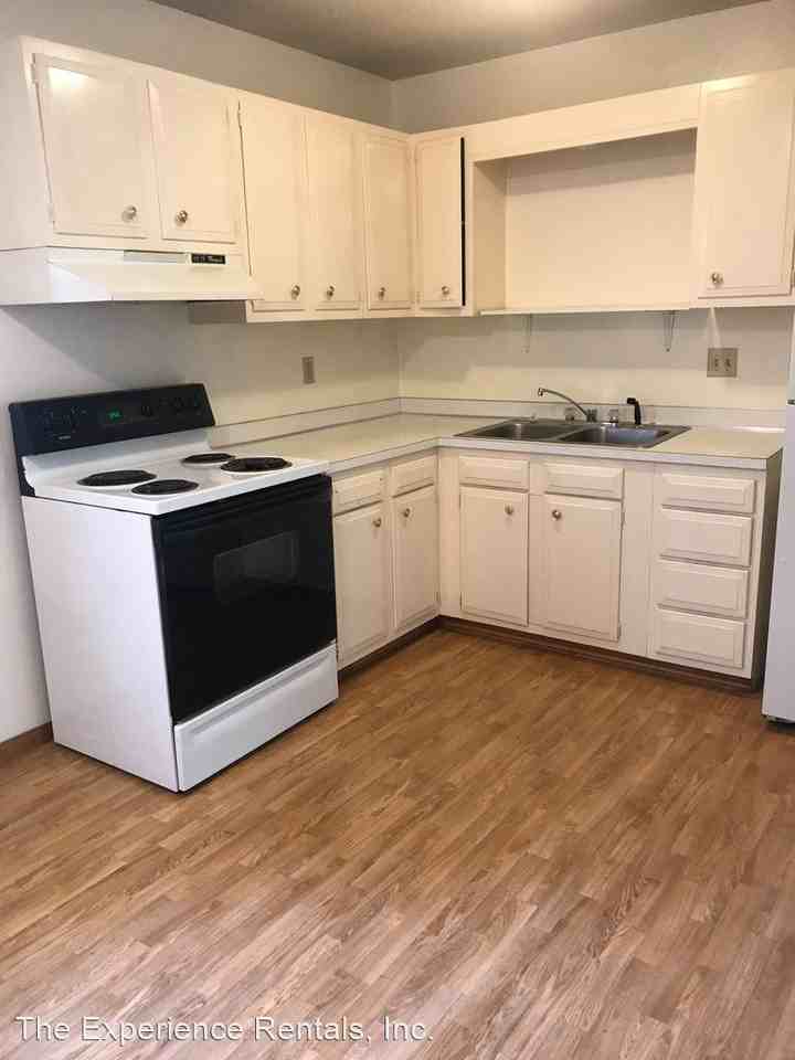 305 E 1st St - Photo 2 of 7