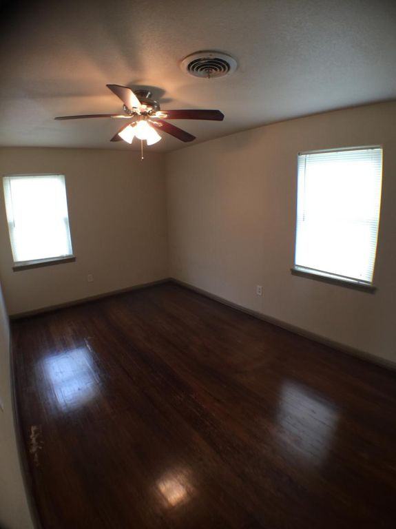 724 W Avenue E - Photo 5 of 10