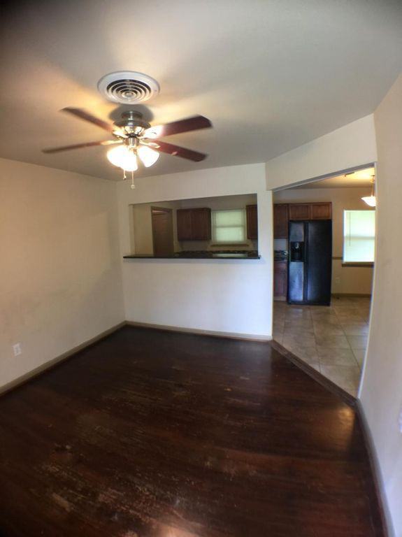 724 W Avenue E - Photo 3 of 10