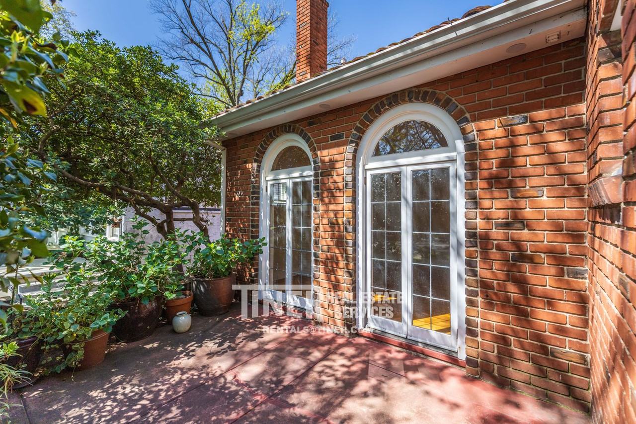 842 42nd St - Photo 7 of 50