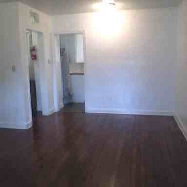 323 NE 9th St - Photo 3 of 7