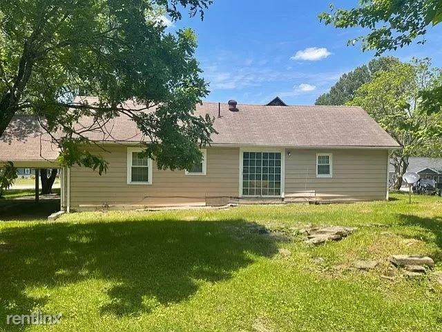 728 Center St - Photo 2 of 19