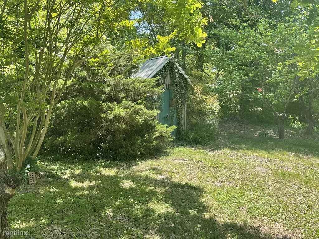 728 Center St - Photo 3 of 19