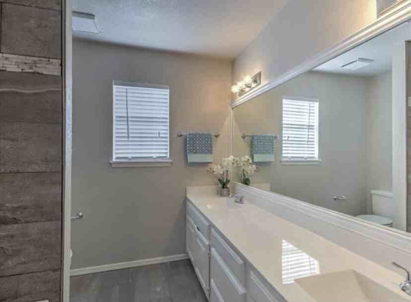 2100 W Broadway St - Photo 3 of 8