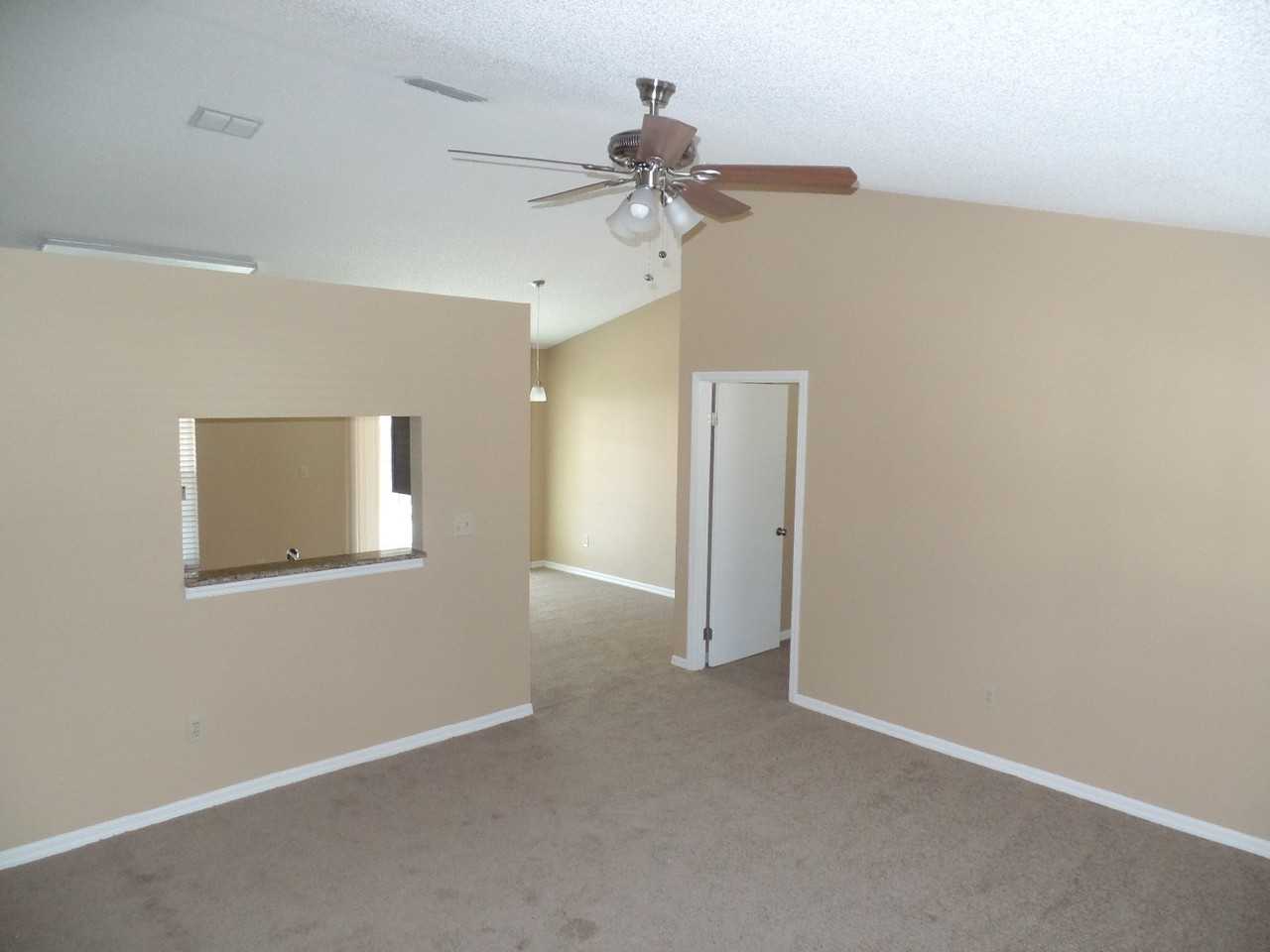 1685 Yorktown Ave - Photo 2 of 15