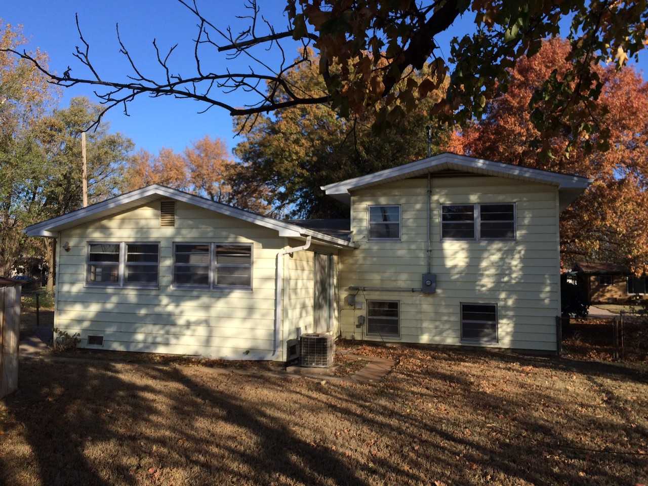 501 W 4th St - Photo 2 of 7