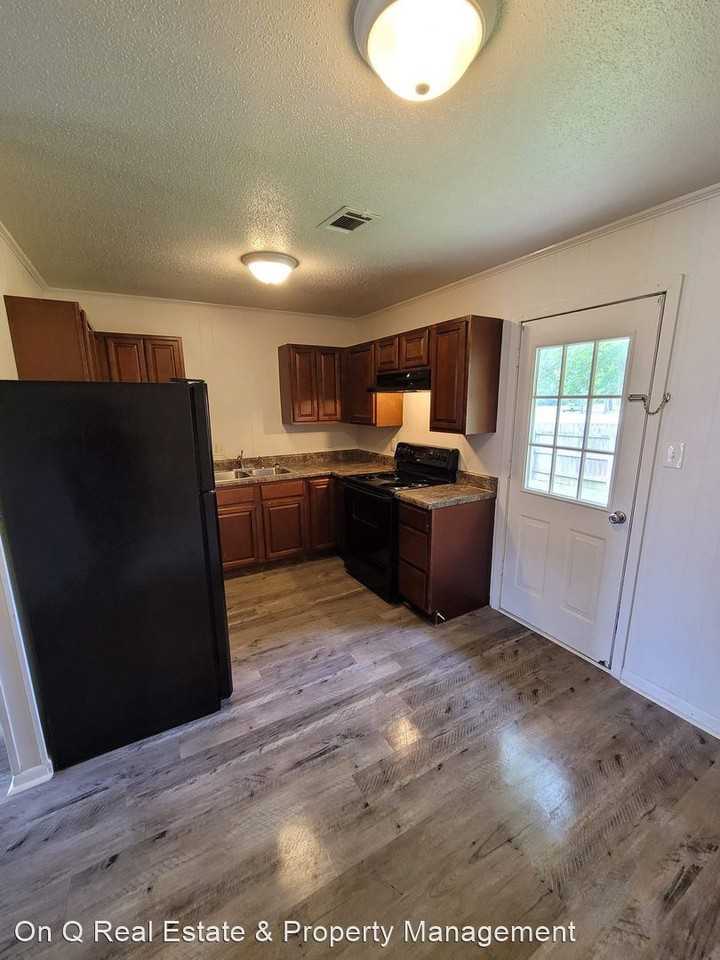 213 Holmes - Photo 3 of 10