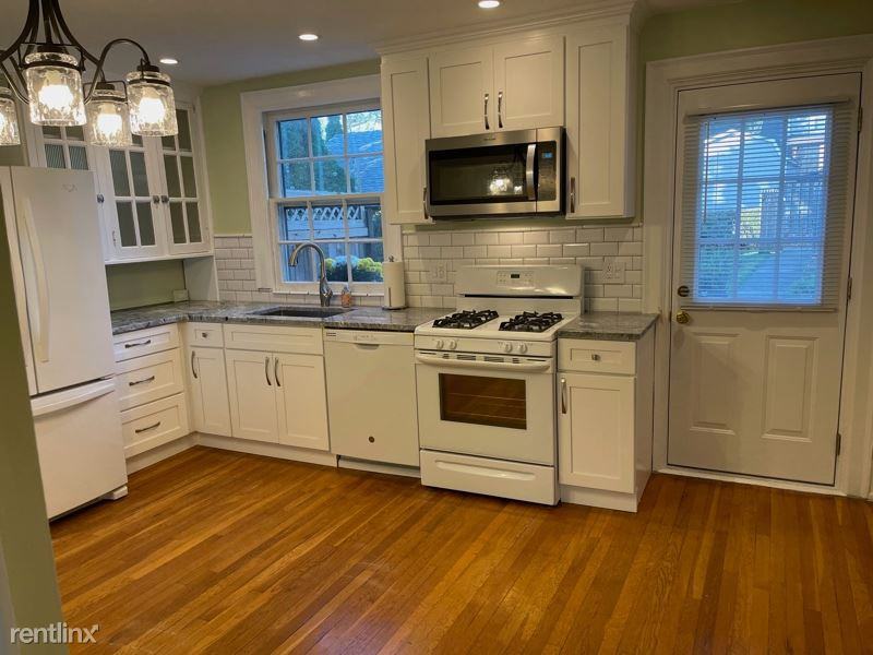 3869 Beech St - Photo 3 of 9