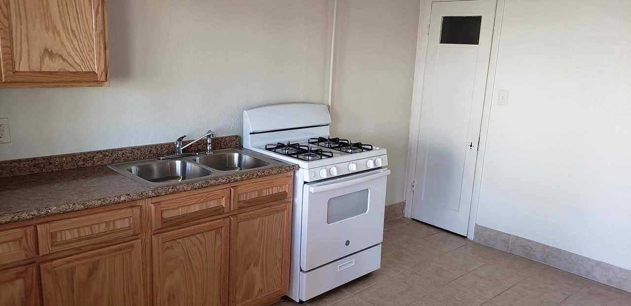 343 S Glenwood St #B - Photo 2 of 13